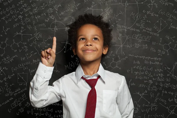 Zwarte Jongen Student Wijzend Naar Wetenschappelijke Formules Schoolbord — Stockfoto