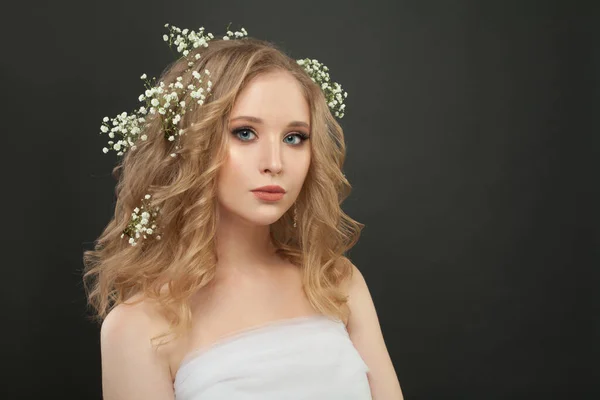 Jolie Fille Blonde Avec Des Fleurs Blanches Sur Tête Sur — Photo