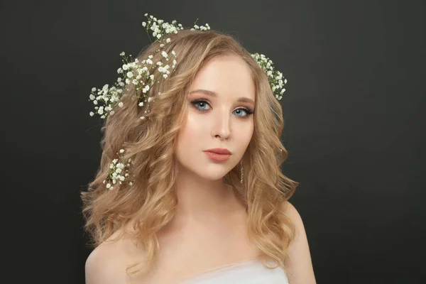 Mulher Com Flores Brancas Cabelo Loiro Fundo Preto — Fotografia de Stock