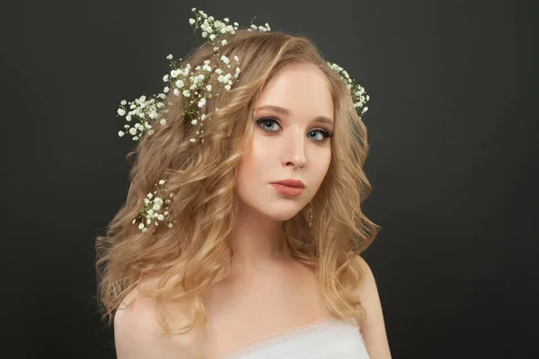 Female Model White Flowers Blonde Hair Black Background — Stock Photo, Image