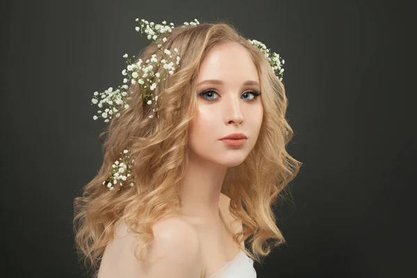 Ελκυστικό Μοντέλο Λευκά Λουλούδια Στο Κεφάλι Μαύρο Φόντο — Φωτογραφία Αρχείου