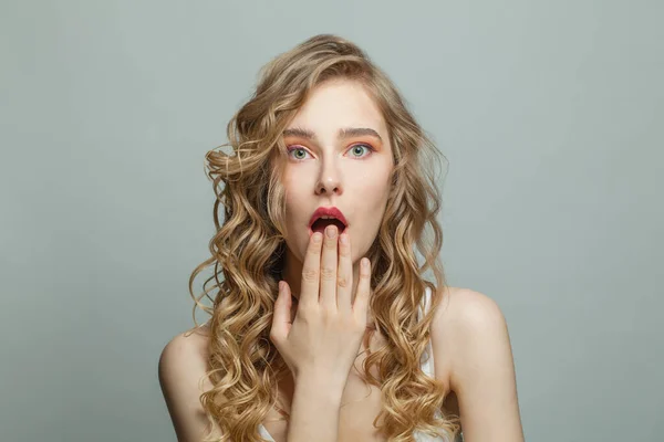 Menina Chocada Com Retrato Encaracolado Loira — Fotografia de Stock