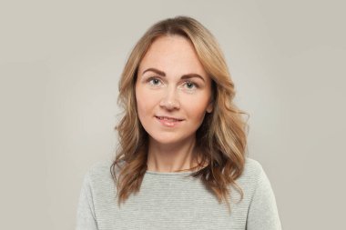 Beyaz arka planda hoş bir kadın, portre.