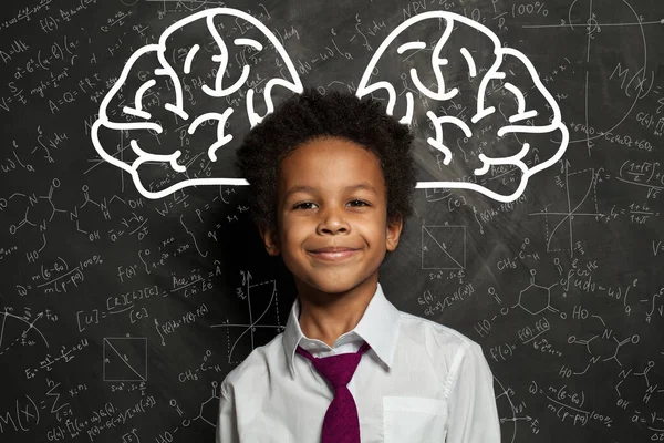 Niño Inteligente Pequeño Estudiante Escuela Fondo Pizarra Con Grandes Fórmulas — Foto de Stock