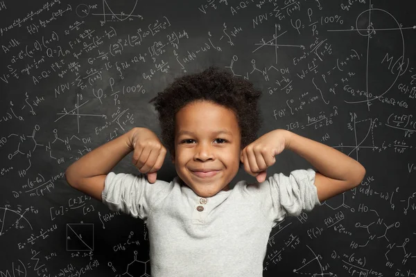 Schattig Zwart Kind Student Jongen Schoolbord Achtergrond Met Wetenschap Formules — Stockfoto