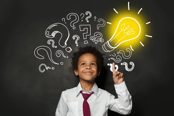 黒板の背景に電球で笑顔の黒の子供の学生 ブレーンストーミングとアイデアのコンセプト — ストック写真