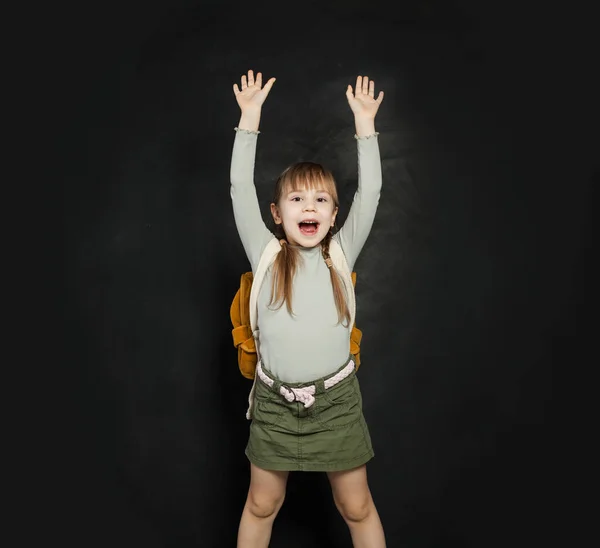 Felice Ragazza Che Diverte Sulla Lavagna Backgroun — Foto Stock