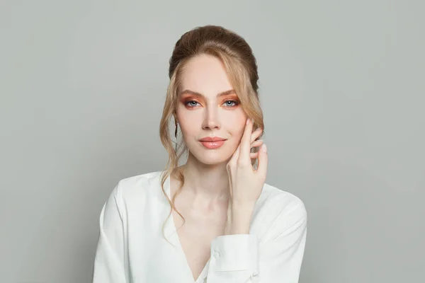 白い背景に健康な肌を持つ美しい女性 — ストック写真