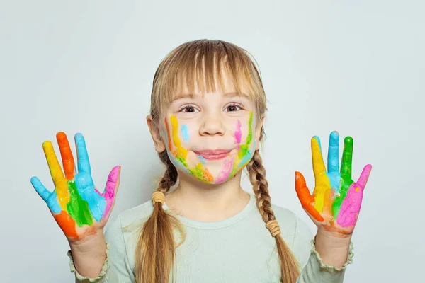 Bambino Adorabile Con Mani Dipinte Colorate Sul Bianco Felice Ragazza — Foto Stock