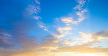 Günbatımı bulutları arka plan. Bulutları ve gökyüzünde turuncu güneşi olan güzel bir manzara.