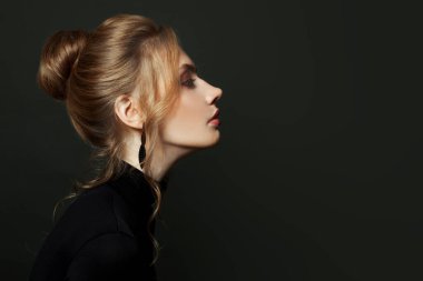 Siyah arka planda çekici model kız.