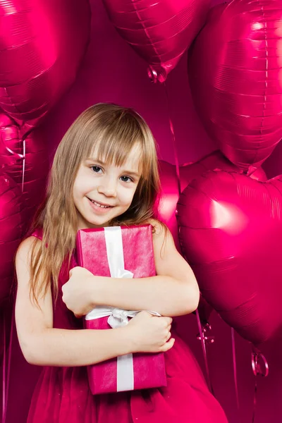 Pretty Baby Girl Gospodarstwa Prezent Kolorowe Różowe Tło — Zdjęcie stockowe
