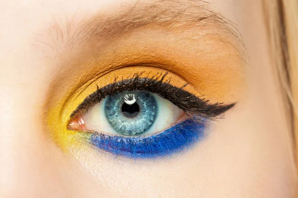 Augen Und Durch Weibliches Auge Mit Lidschatten Und Schwarzem Eyeliner — Stockfoto