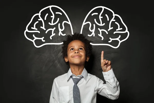Hübsches Studentenkind Zeigt Auf Großes Gehirn Brainstorming Konzept — Stockfoto