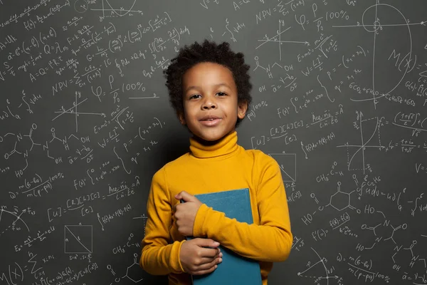 アフリカ系アメリカ人の子供は科学と数学の式で黒板の背景に — ストック写真
