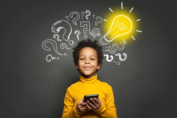 Black Child Using Smartphone Lightbulb Blackboard Background Advance Learning Concept — Stock Photo, Image