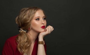 Siyah pankartta el saati olan genç bir model.