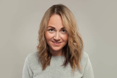 Beyaz arka planda gülümseyen gerçek kadın, portre.