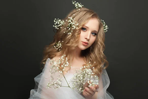 Schöne Junge Braut Frau Tüll Kleid Mit Weißen Blumen Auf — Stockfoto