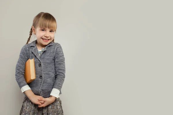 Allegro Ragazza Della Scuola Sorridente Sfondo Banner Bianco Con Spazio — Foto Stock