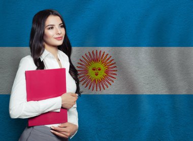 Kırmızı defterli genç bir kadın. Öğren ya da iş kavramı