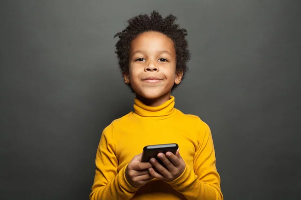 Щасливий Усміхнений Чорний Хлопчик Смартфоном — стокове фото