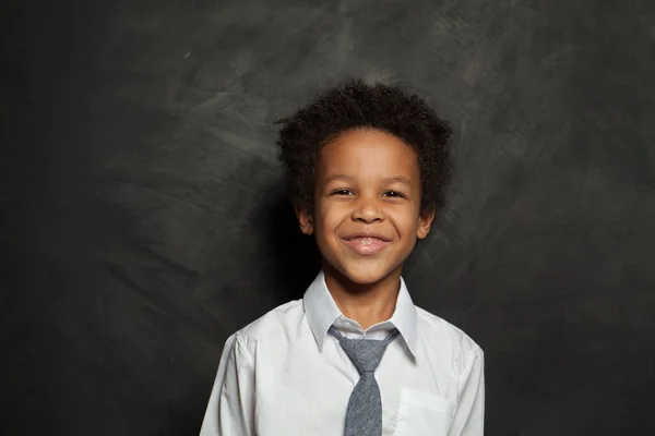 Счастливый Чернокожий Мальчик Белой Рубашке Галстуке Черном Фоне — стоковое фото