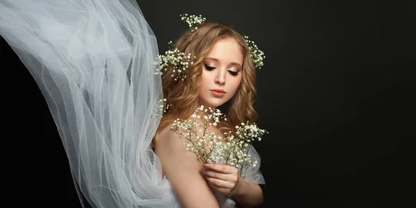 Giovane Donna Che Tiene Fiori Bianchi Sfondo Nero — Foto Stock