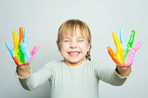 Щаслива Смішна Студентка Школи Мистецтв Показує Барвисті Розфарбовані Руки Білому — стокове фото