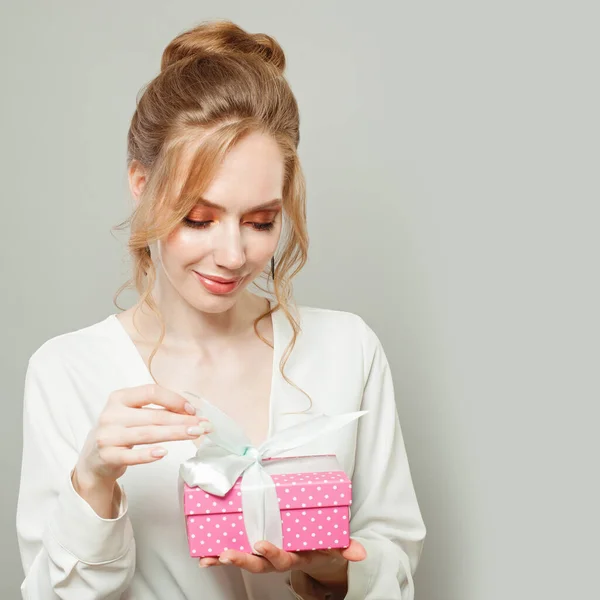 Веселая Молодая Женщина Розовой Коробкой Подарков Белом Фоне — стоковое фото