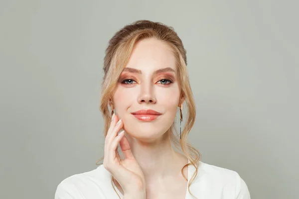 Perfekt Ung Kvinna Ansikte Med Klar Frisk Hud Och Makeup — Stockfoto