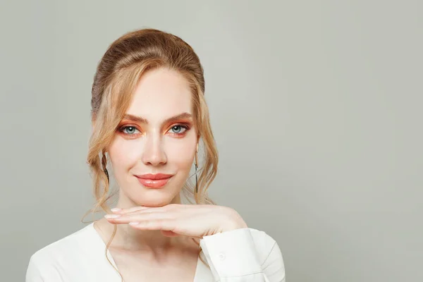 Mooi Model Vrouw Gezicht Met Heldere Gezonde Huid Make Gemanicuurde — Stockfoto