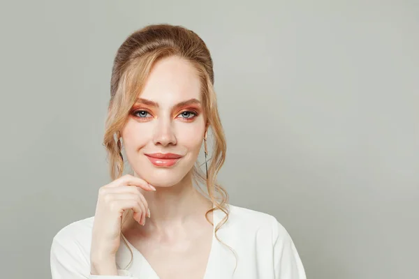 Trevlig Kvinna Med Klar Frisk Hud Och Makeup Närbild Porträtt — Stockfoto