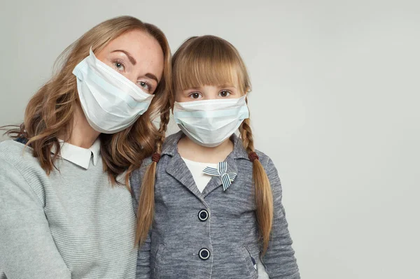 Mãe Filha Máscara Protetora Médica Fundo Branco — Fotografia de Stock