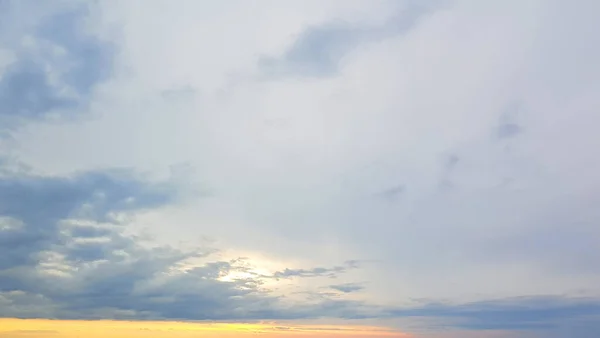Zachodzie Słońca Nocne Niebo Chmurami Pomarańczowym Słońcem — Zdjęcie stockowe