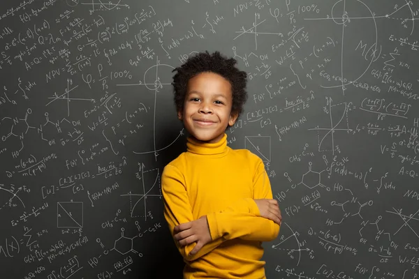 Menino Estudante Criança Afro Americano Inteligente Chalkboard Fundo Com Fórmulas — Fotografia de Stock