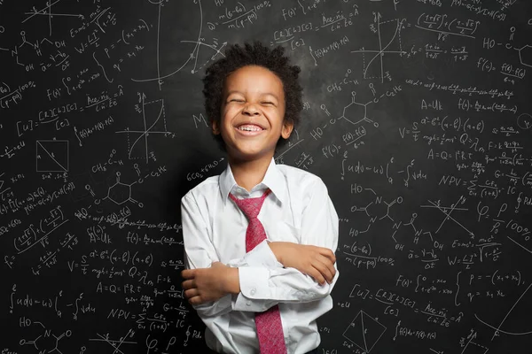 Lachen Kind Student Jongen Schoolbord Achtergrond Met Wetenschap Formules — Stockfoto