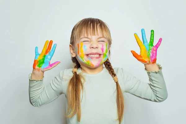 Adorabile Bambino Ragazza Arte Scuola Studente Mostrando Sue Mani Colorate — Foto Stock