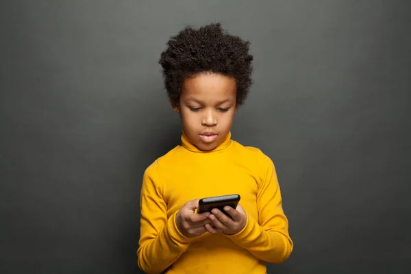 Niño Afroamericano Sosteniendo Teléfono Inteligente Jugando —  Fotos de Stock