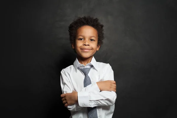 Уверенный Черный Ребенок Студент Скрещенными Руками Улыбающийся Черном Портрет — стоковое фото
