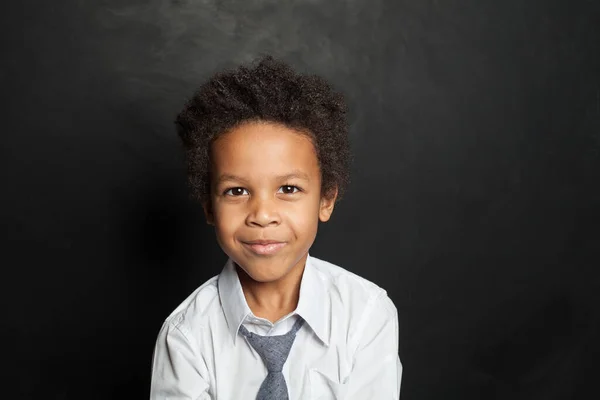 Черное Детское Лицо Афроамериканский Студент Улыбается Смотрит Камеру Портрет — стоковое фото