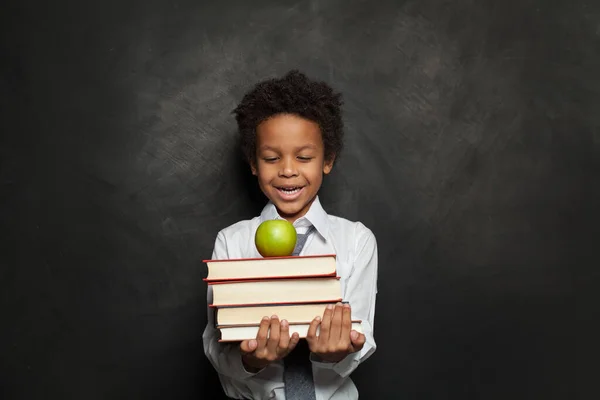 Ευτυχισμένο Μαύρο Παιδί Που Κρατάει Βιβλία Μαύρο Φόντο — Φωτογραφία Αρχείου