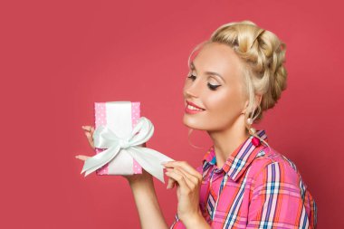 Kırmızıda hediyeli Retro kadın.