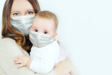 Beyaz arka planda tıbbi koruyucu maskeli küçük bebek ve anne.