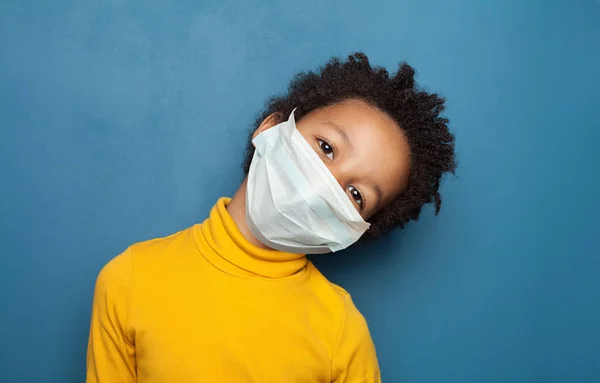 Criança Negra Máscara Protetora Médica Fundo Azul — Fotografia de Stock