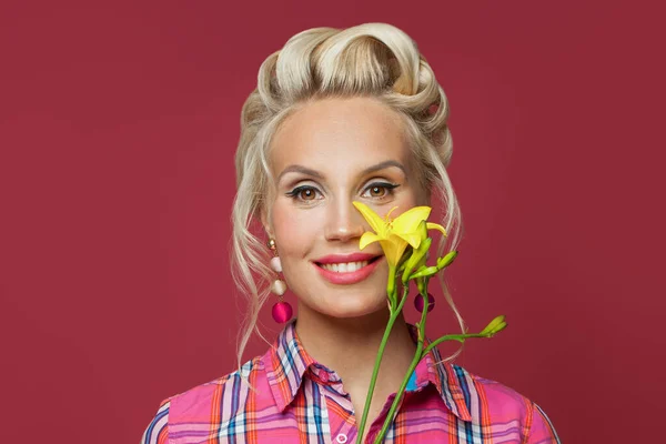 Pinup Mosolyog Kezében Élénk Sárga Virág Gyönyörű Retro Modell Lány — Stock Fotó