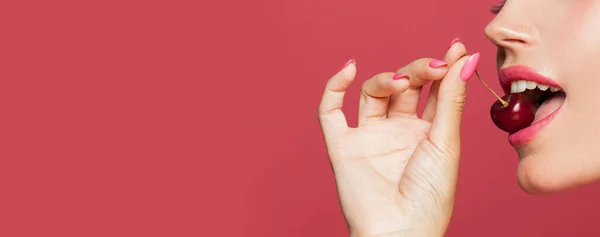 Vrouwelijke Glimlach Met Witte Tanden Rode Kersenbes Roze Banner Achtergrond — Stockfoto