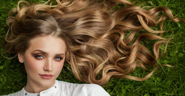 Krásná Blondýnka Dlouhými Kudrnatými Vlasy Zdravou Pletí Zelené Trávě Venku — Stock fotografie
