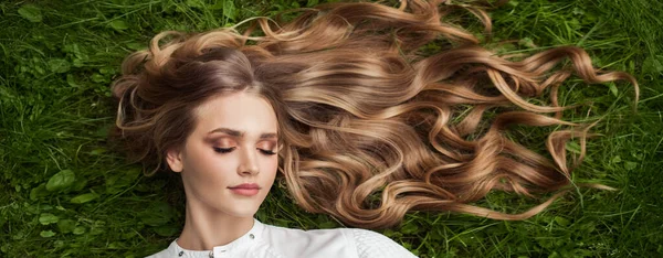 Hermosa Mujer Con Cabello Rizado Saludable Relajante Hierba Verde Aire — Foto de Stock