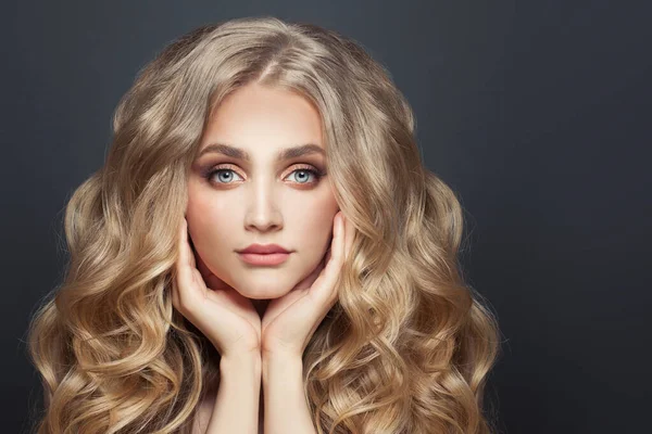 Schöne Frau Haar Modell Mit Langen Gesunden Blonden Lockigen Frisur — Stockfoto